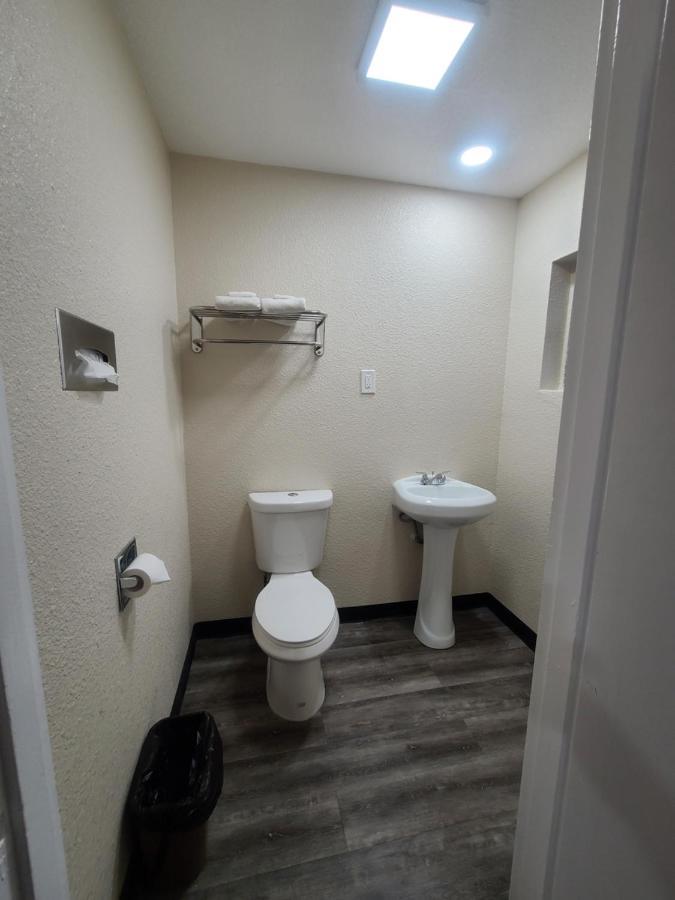 Majestic Inn & Suites クラマス・フォールズ エクステリア 写真